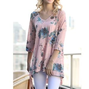 🌸1 LEFT🌸 Boutique Floral hi-lo vneck Tunic